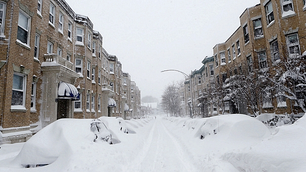 Camada de neve cobre rua de Boston, nos Estados Unidos