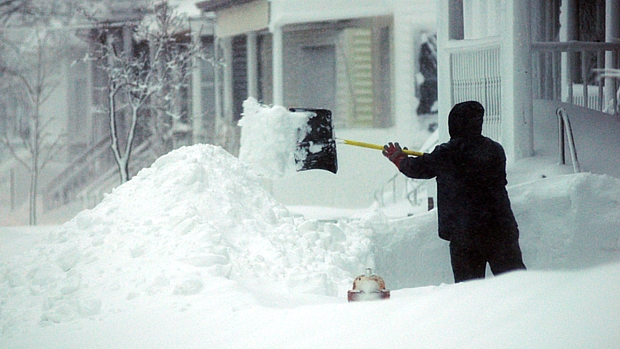 Morador da pequena cidade de Winthrop, Massachusetts, retira a neve da entrada de sua casa