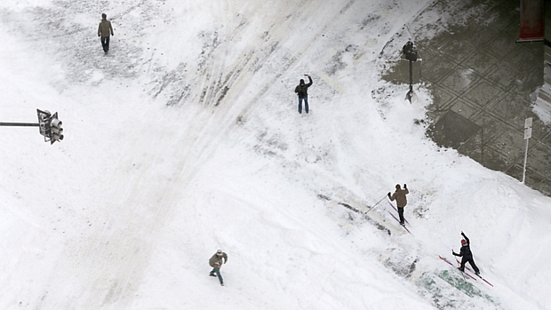 Moradores aproveitam nevasca para esquiar em Boston