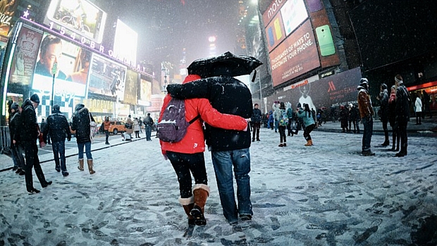 <p>Casal passeia durante nevasca na Times Square, em Nova York</p>