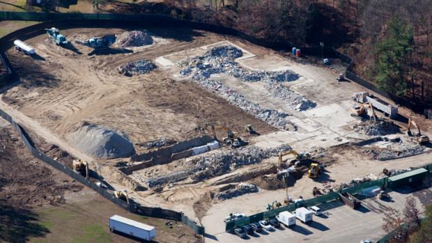Foto aérea mostra demolição da escola primária Sandy Hook, em Newtown, Connecticut, onde vinte crianças e seis adultos foram mortos em dezembro de 2012. Um novo colégio deverá ser construído no local.