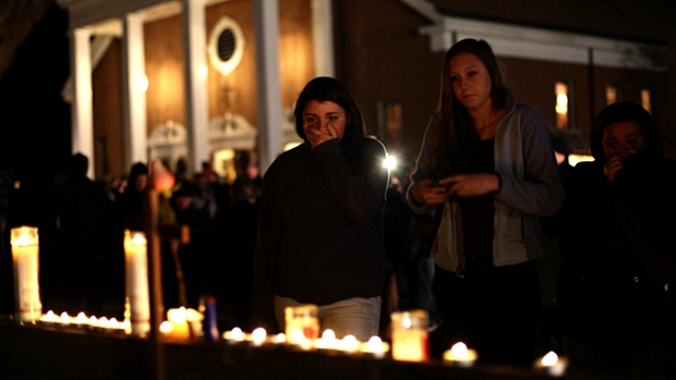 Americanos rezam na igreja St. Rose of Lima. Massacre em escola deixou vinte crianças mortas