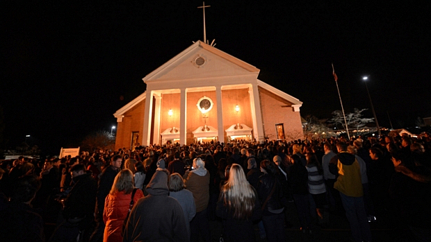 Multidão comparece à igreja de Newtown para rezar pelas vítimas do massacre em escola