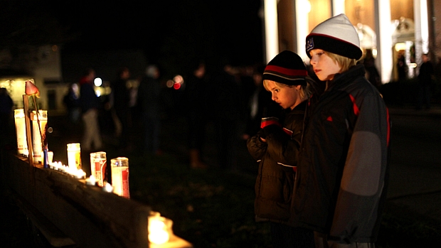 Habitantes da pequena cidade de Newtown realizam vigília pelos mortos na escola primária Sandy Hook
