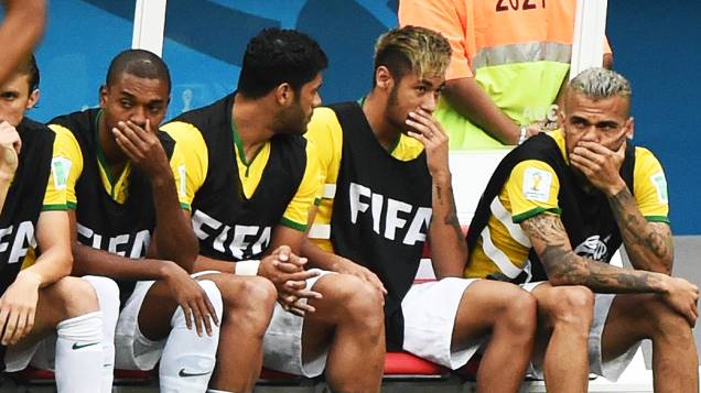 Neymar conversa com Daniel Alves no jogo contra a Holanda no Mané Garrincha, em Brasília