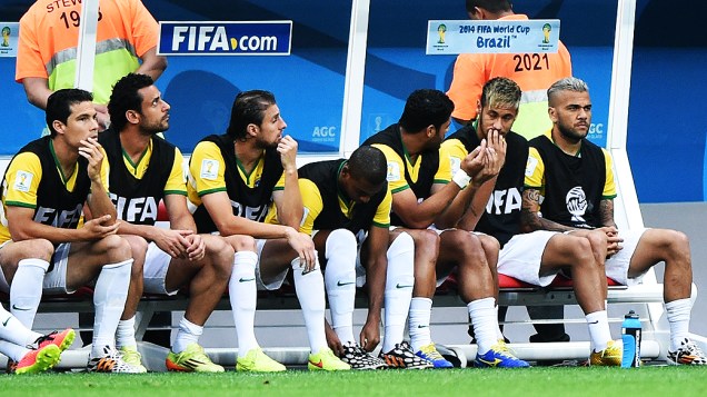 Jogadores do Brasil no banco de reservas no jogo contra a Holanda no Mané Garrincha, em Brasília