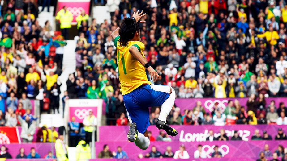 Neymar comemora o seu gol contra a Bielorrússia, em 29/07/2012