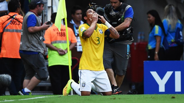 Thiago Silva comemora de joelhos gol do Brasil contra a Colômbia no Castelão, em Fortaleza