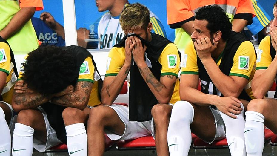 Jogadores do Brasil no banco de reservas no jogo contra a Holanda no Mané Garrincha, em Brasília