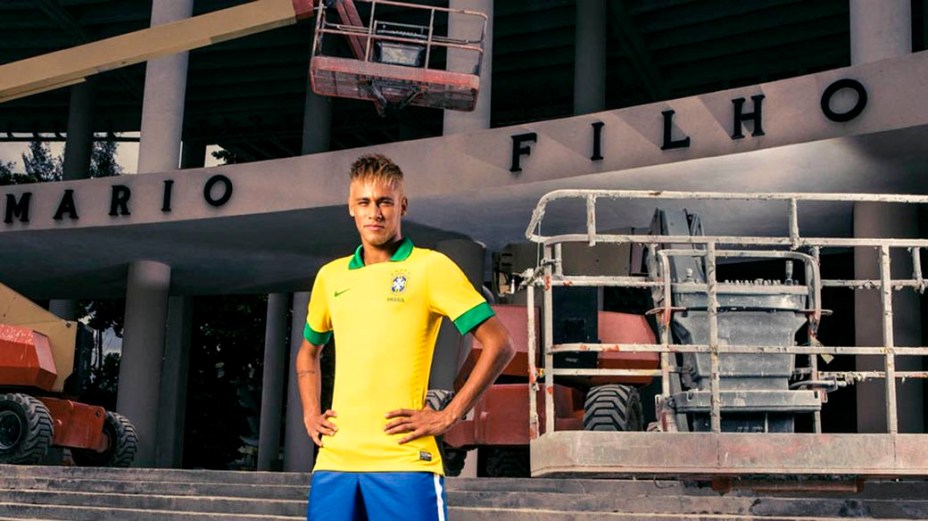 Neymar posa com a nova camisa da seleção diante do Estádio do Maracanã, ainda em obras