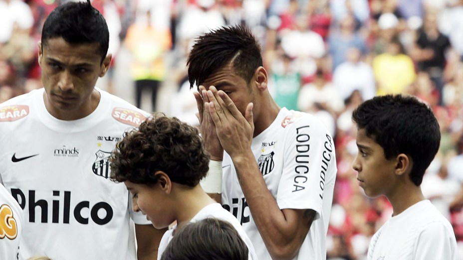 Neymar chora na despedida do Santos antes da primeira rodada do Campeonato Brasileiro contra Flamengo em Brasília
