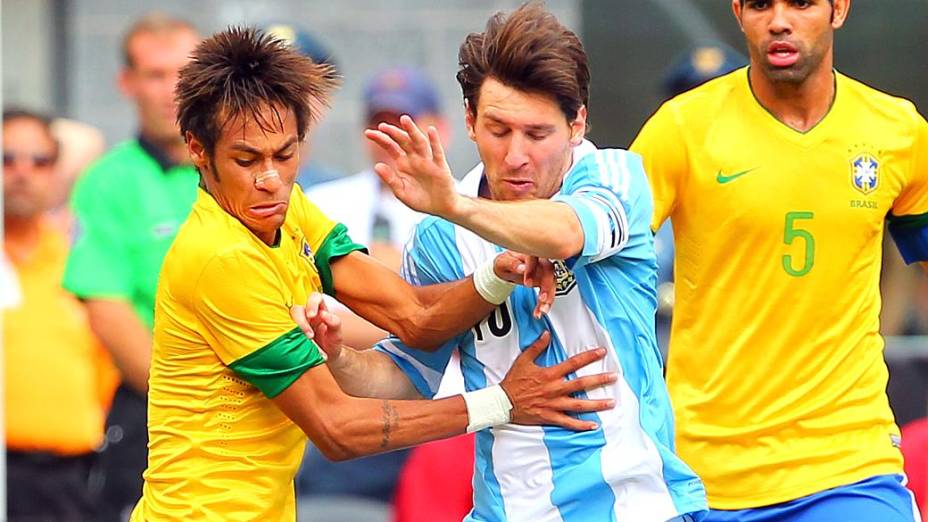 Neymar e Messi dividem bola durante clássico vencido pela Argentina por 4 a 3, nos EUA