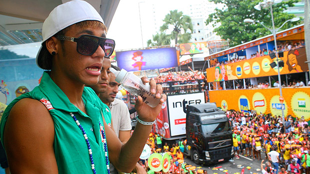 Neymar e Lucas curtem o domingo de Carnaval em Salvador