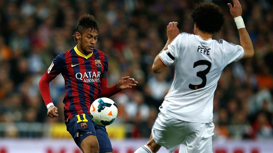 Neymar encara Pepe no clássico entre  Real Madrid e Barcelona