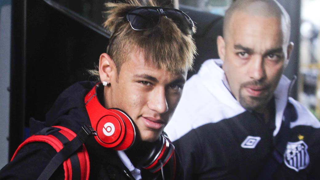 Neymar com o fone Monster Beats by Dr. Dre em Montevidéu, Uruguai