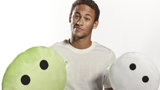 Neymar, novo protagonista da campanha mundial do WeChat, posa com logo do app