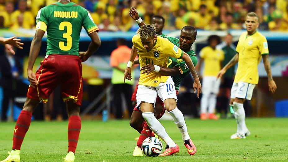 Neymar é marcado durante o jogo contra Camarões no Mané Garrincha, em Brasília