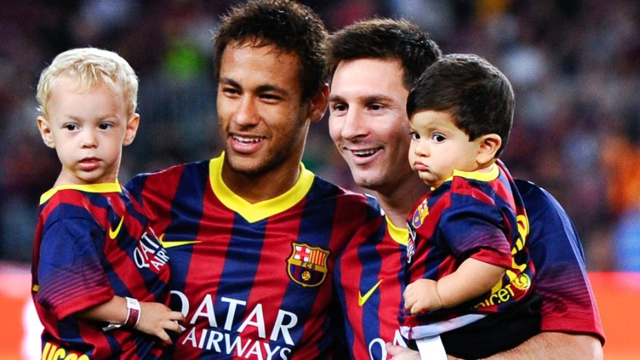 Neymar e Messi entram no gramado do Camp Nou com os filhos, Davi Lucca e Thiago