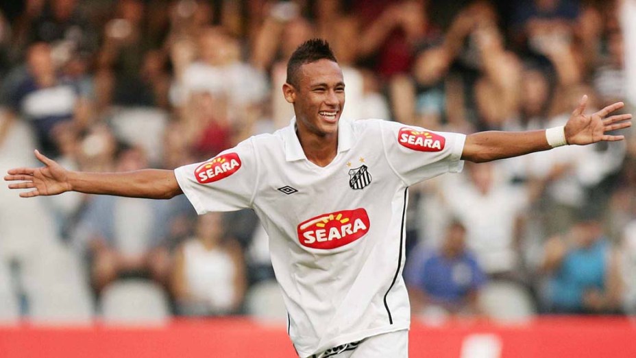 Neymar, atacante do Santos, comemorando o gol contra o Ceará, pelo Campeonato Brasileiro de Futebol 2010, no Estádio da Vila Belmiro