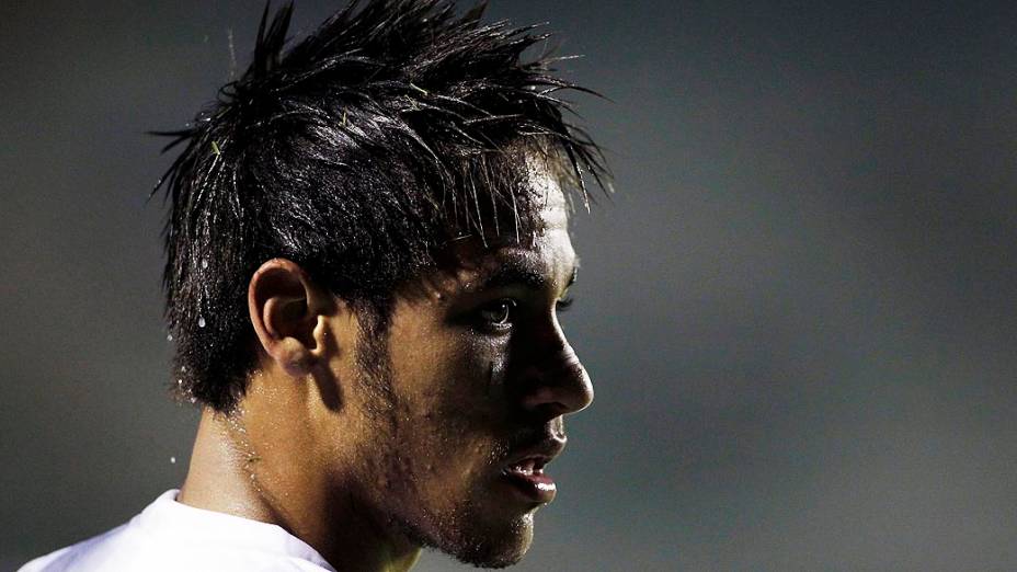 O jogador Neymar durante partida entre Santos e Atlético-Go, em 11/11/2012