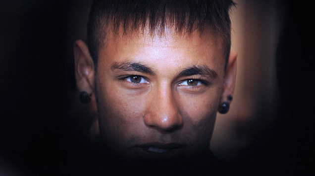 Neymar recebe o troféu de "Rei das Américas" no Uruguai