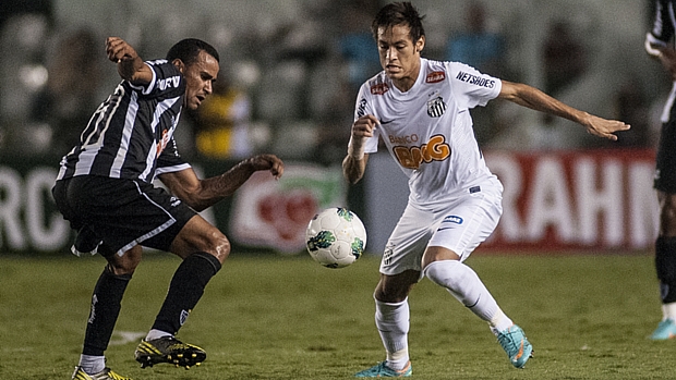 Neymar fez mais um belo gol com a camisa do Santos: partiu do meio-campo, passou pela defesa e, após entrar na área, tocou rasteiro para o fundo da rede