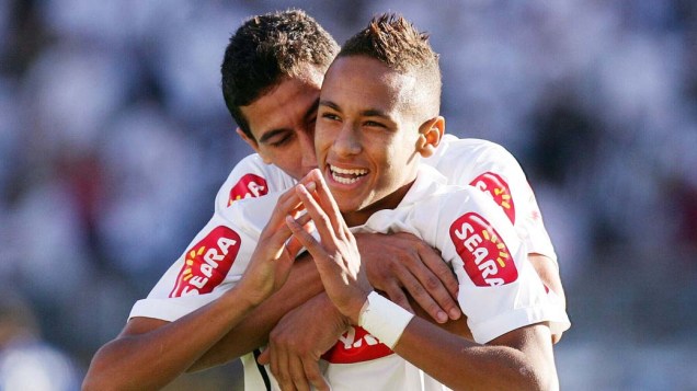 Neymar comemora seu gol com o amigo Paulo Henrique Ganso durante segunda partida contra o Santo André pela final do Campeonato Paulista 2010