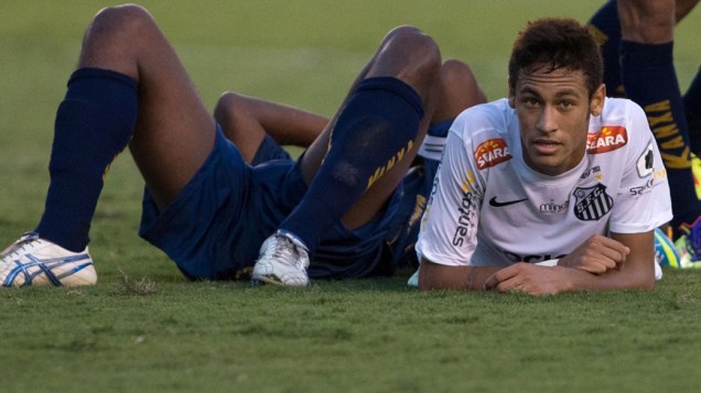 Neymar, caído no gramado da Vila Belmiro, no jogo contra a Penapolense