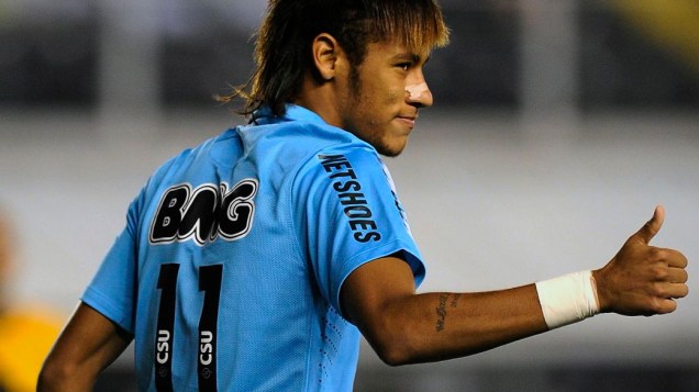 Neymar na vitória por 2 a 0 contra o Strongest, na Vila Belmiro; o resultado deu ao Santos o primeiro lugar em seu grupo, na última rodada da primeira fase