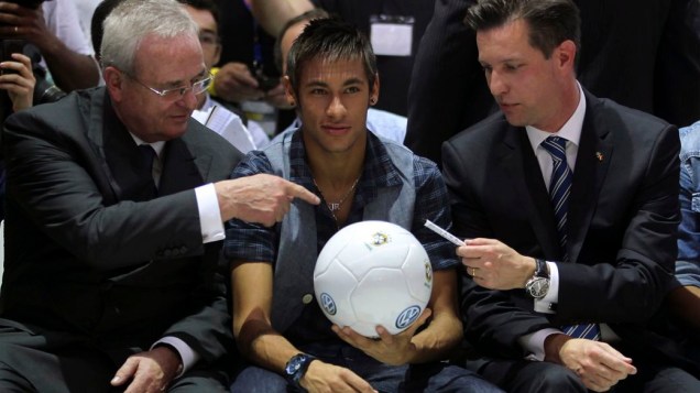  <br><br>  O presidente mundial da Volkswagen, Martin Winterkorn (à esq.), pede autógrafo a Neymar, ao lado do presidente da montadora no Brasil, Thomas Schmall, no Salão do Automóvel de São Paulo