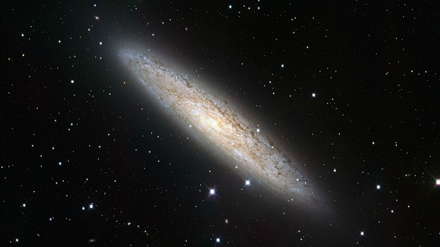 A imagem registrada pelo telescópio VST, do Observatório Europeu do Sul, mostra a galáxia NGC 253: um explosivo berçário de estrelas