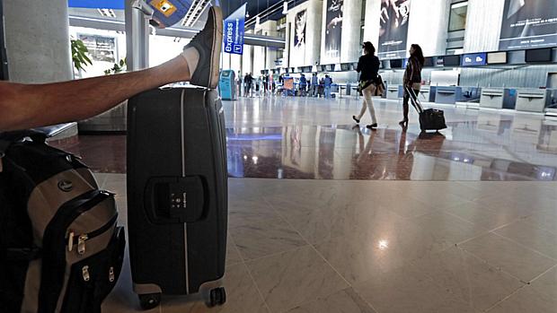 Passageiro espera notícias de retomada de voo em aeroporto internacional de Nice, na França