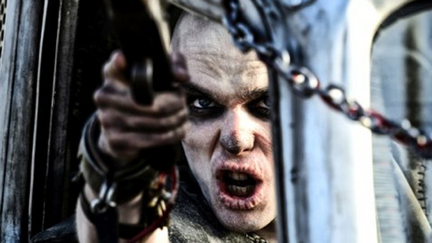 Nicholas Hoult em cena do filme Mad Max: Estrada da Fúria