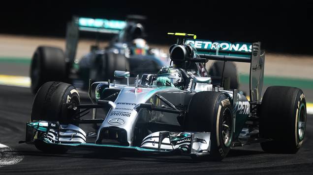 Nico Rosberg e Lewis Hamilton dividem curva no GP Brasil