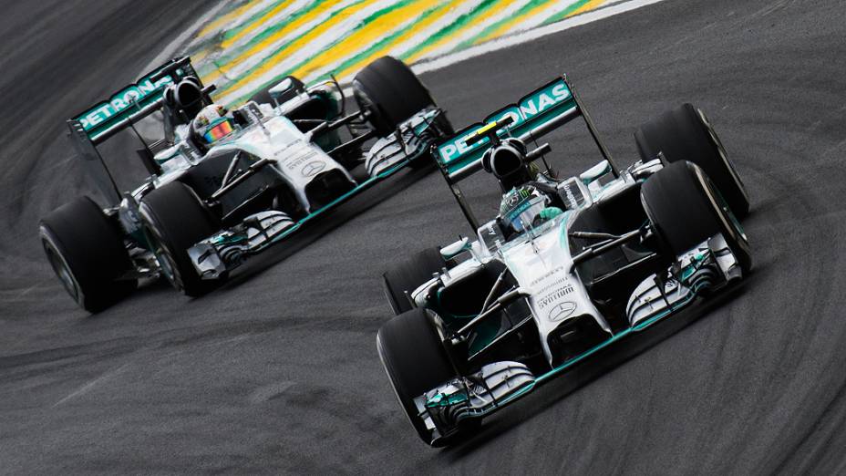 Nico Rosberg e Lewis Hamilton dividem curva no GP Brasil