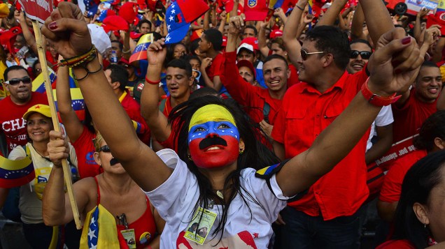 População acompanha o último comício de Nicolás Maduro antes das eleições presidenciais na Venezuela