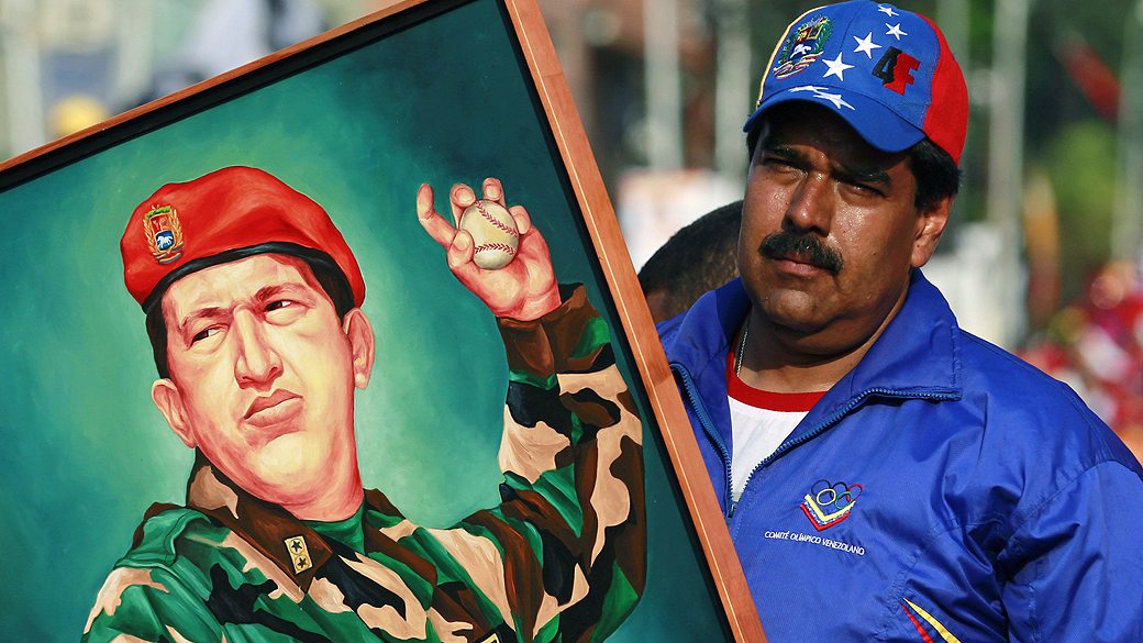 Nicolás Maduro, segura pintura do ex-presidente Hugo Chávez em comício