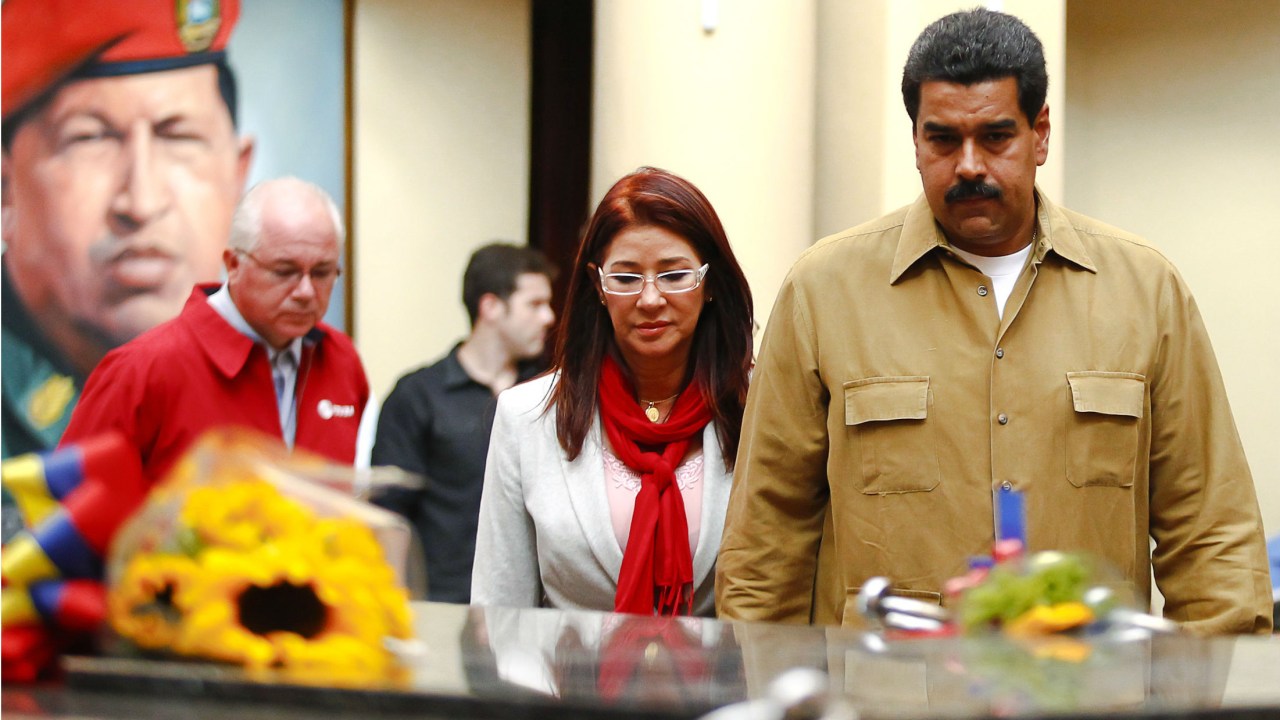 O presidente venezuelano Nicolás Maduro ao lado da tumba de Hugo Chávez