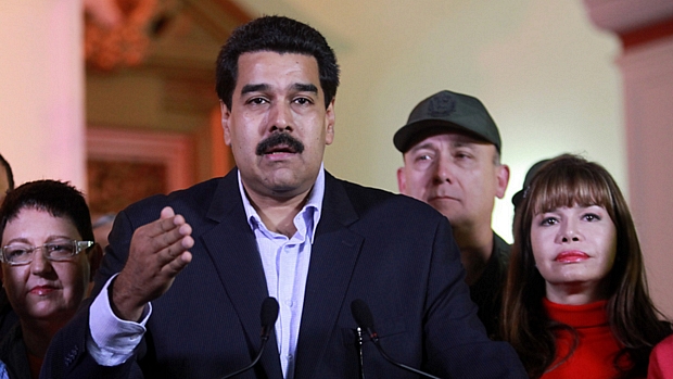 O vice-presidente venezuelano Nicolás Maduro, durante pronunciamento na TV ao lado de ministros de Chávez
