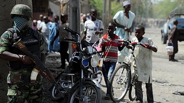 Soldado nigeriano durante operação contra o Boko Haram na cidade de Baga, no estado de Borno