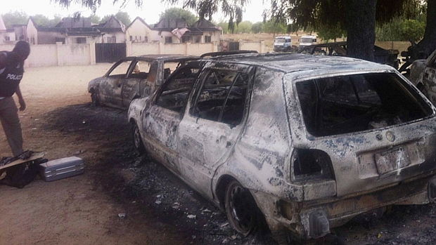 Ofensiva do grupo terrorista nigeriano Boko Haram também deixou carros queimados
