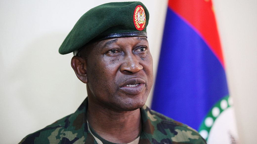 O general Chris Olukolade, principal porta-voz militar da Nigéria, fala sobre o sequestro de mais de 100 meninas durante uma entrevista em Abuja, Nigéria