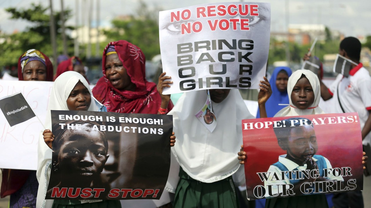 Nigerianos protestam contra a ineficiência das autoridades em resgatar as estudantes