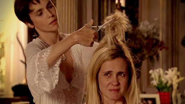 Nina tosa os cabelos de Carminha