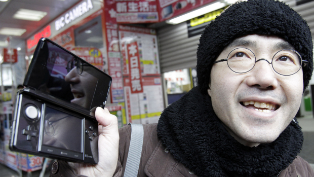Toyohisa Ishihara, de 43 anos, encara fila para comprar um Nintendo 3DS em Tóquio, no Japão