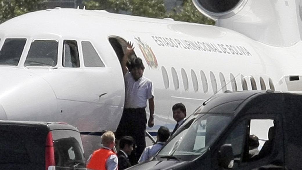 No Aeroporto Internacional de Viena, na Áustria, Evo Morales acena antes de embarcar de volta para a Bolívia