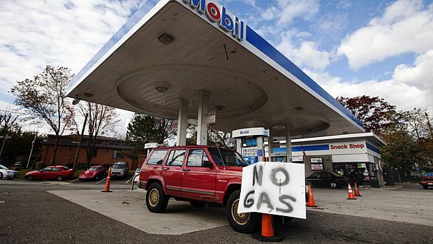 Placa diante de posto em Staten Island, Nova York, avisa que não há gasolina à venda no local