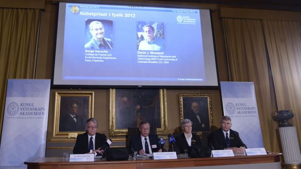 Telão na Academia Real Sueca de Ciência mostra os vencedores do Nobel de Física de 2012: o francês Serge Haroche (à esquerda), e o americano David Wineland