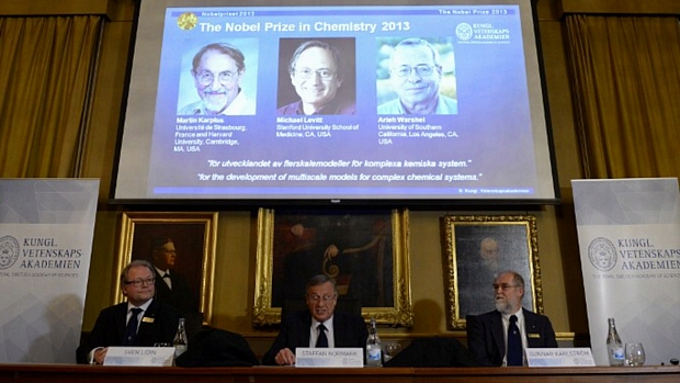 Organizadores do Nobel anunciam o prêmio os químicos Martin Karplus, Michael Levitt e Arieh Warshe