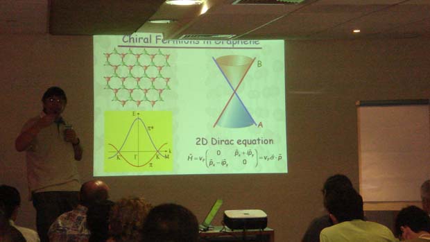 O vencedor do Prêmio Nobel de Física de 2010, Andre Geim, dá palestra durante encontro de física em São Paulo, em 2007